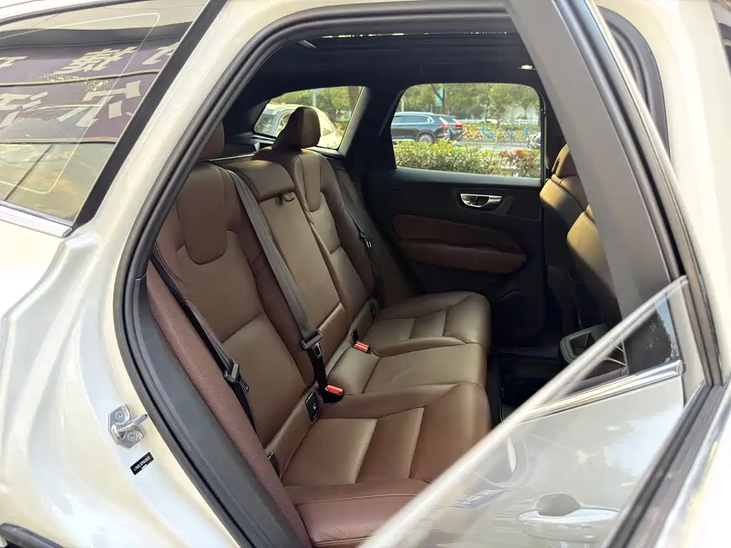 Volvo XC60 2023 B5 four-wheel drive Zhiyuan Deluxe Edition купить на сайте DeffCars