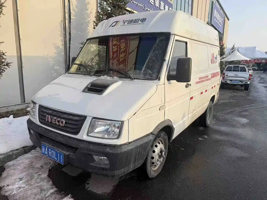 Iveco proud 2021 2.8T V35 VAN van transporter 3-seater short axle mid-roof twin tires manual door купить на сайте DeffCars