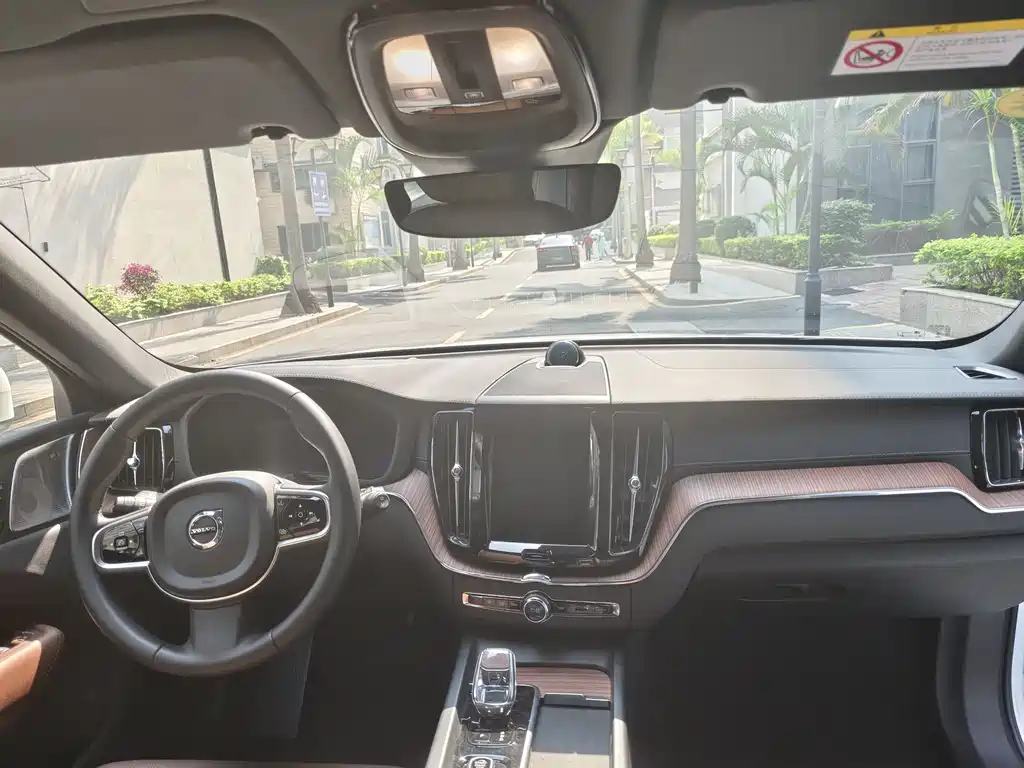 Volvo XC60 plug-in hybrid 2024 T8 plug-in hybrid long-range four-wheel drive Zhiya luxury version купить на сайте DeffCars