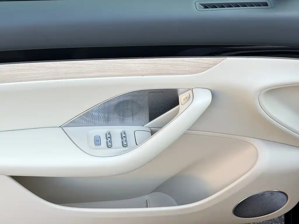 Zhijie R7 2025 extended range 331km Ultra купить на сайте DeffCars
