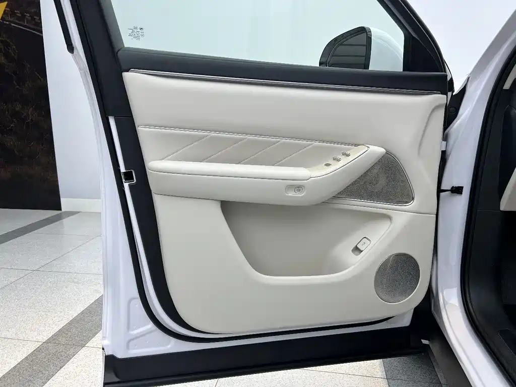 Wenjie M8 2025 extended range Max+ version 53.4kWh 5-seat version 192-line lidar) купить на сайте DeffCars