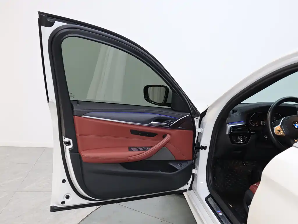 BMW 5 Series 2023 facelift 530Li leading M sports package купить на сайте DeffCars