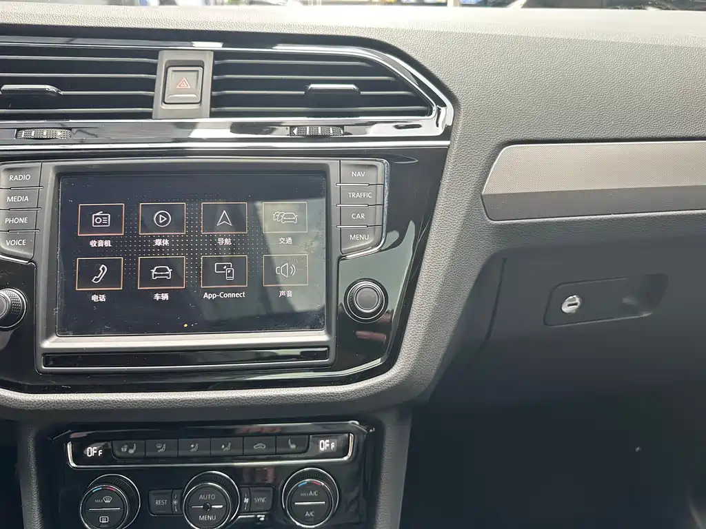 Tiguan L 2017 330TSI automatic two-wheel drive flagship version купить на сайте DeffCars