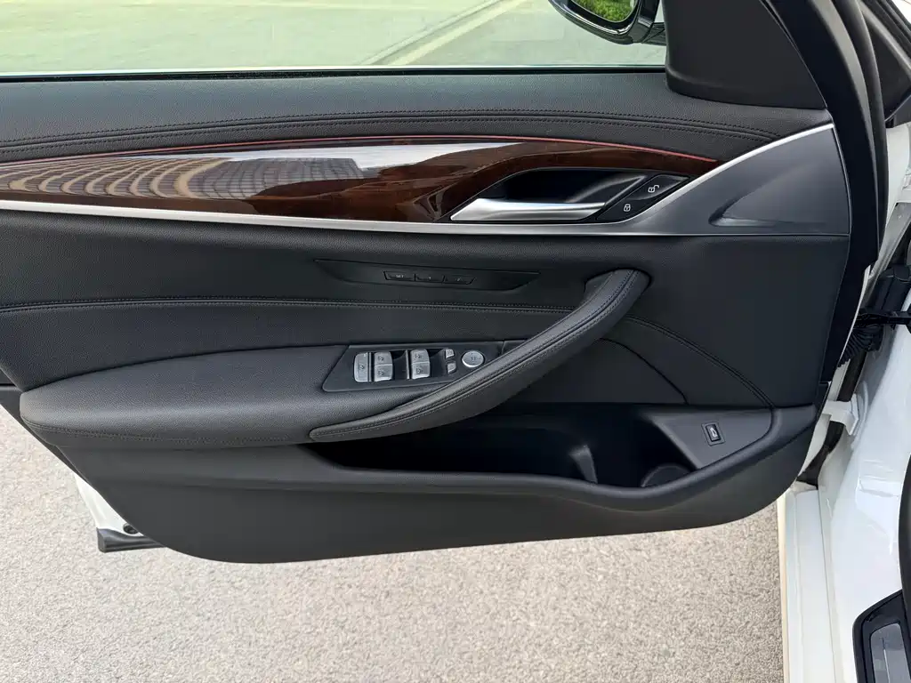 BMW 5 Series 2018 525Li Luxury Package купить на сайте DeffCars
