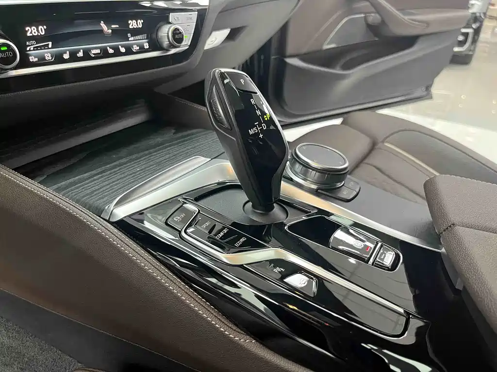 BMW 5 Series 2022 Facelift Three 530Li Exclusive M Sports Package купить на сайте DeffCars
