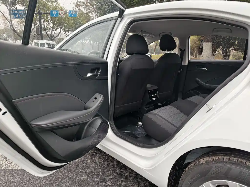 Roewe i5 2026 1.5L Manual Comfort Edition купить на сайте DeffCars