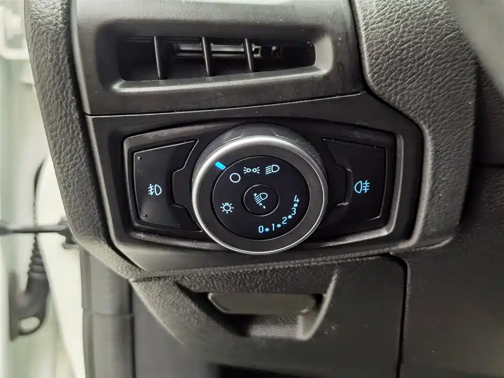 Focus 2020 hatchback classic 1.5L automatic fashion model купить на сайте DeffCars