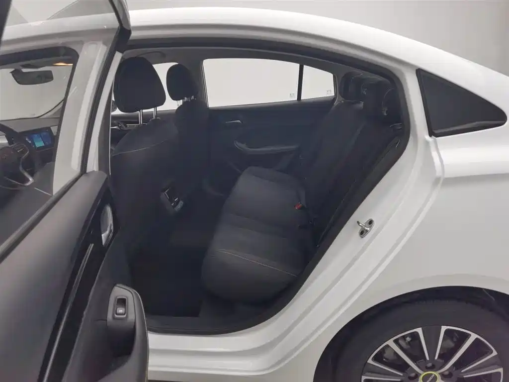 Roewe i5 2021 1.5L manual platinum version купить на сайте DeffCars