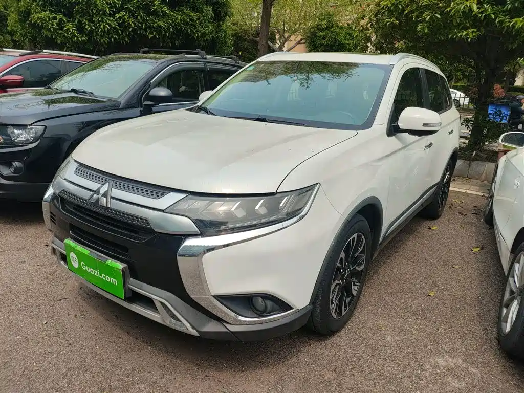 Outlander 2019 2.4L four-wheel drive exclusive version, 7 seats, National VI купить на сайте DeffCars