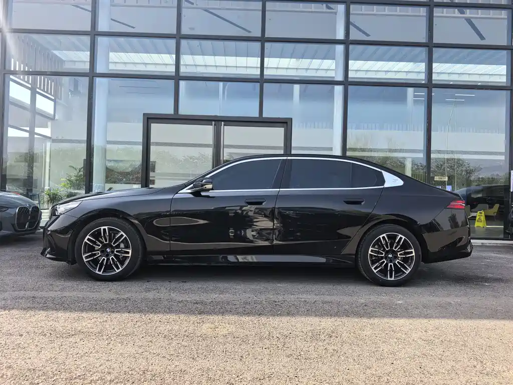 BMW 5 Series 2025 530Li Leading M Sports Package купить на сайте DeffCars