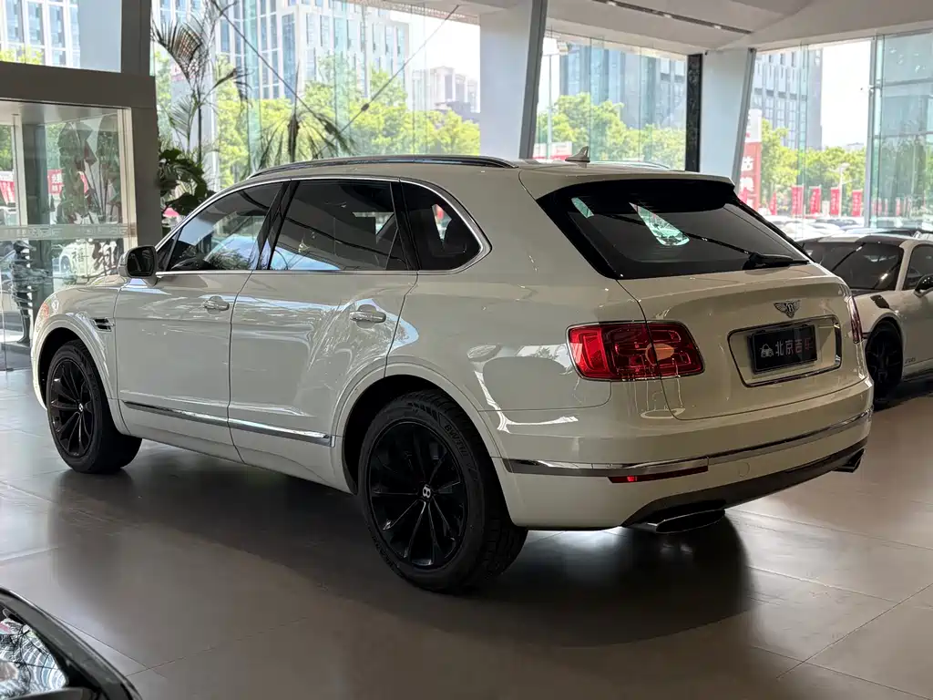 Bentayga 2017 6.0T Standard Edition купить на сайте DeffCars