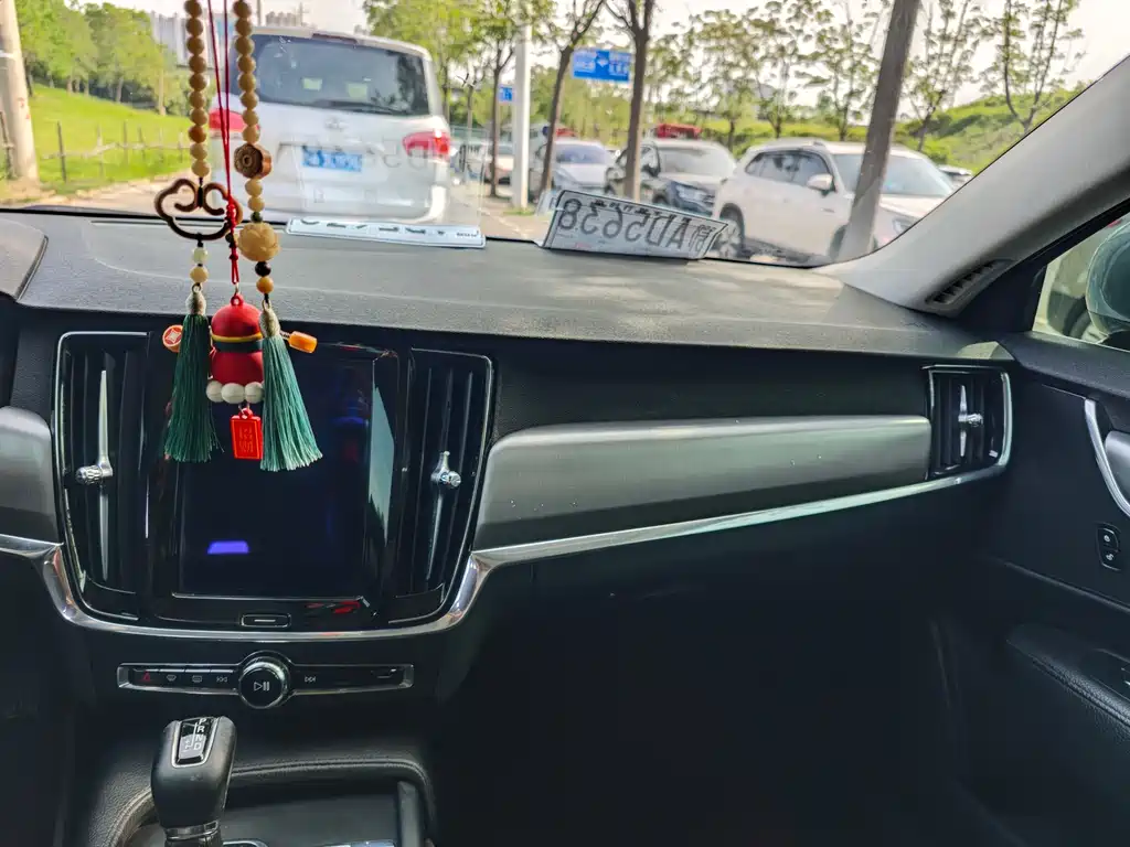 Volvo S90 2018 T4 Zhiyi Edition купить на сайте DeffCars
