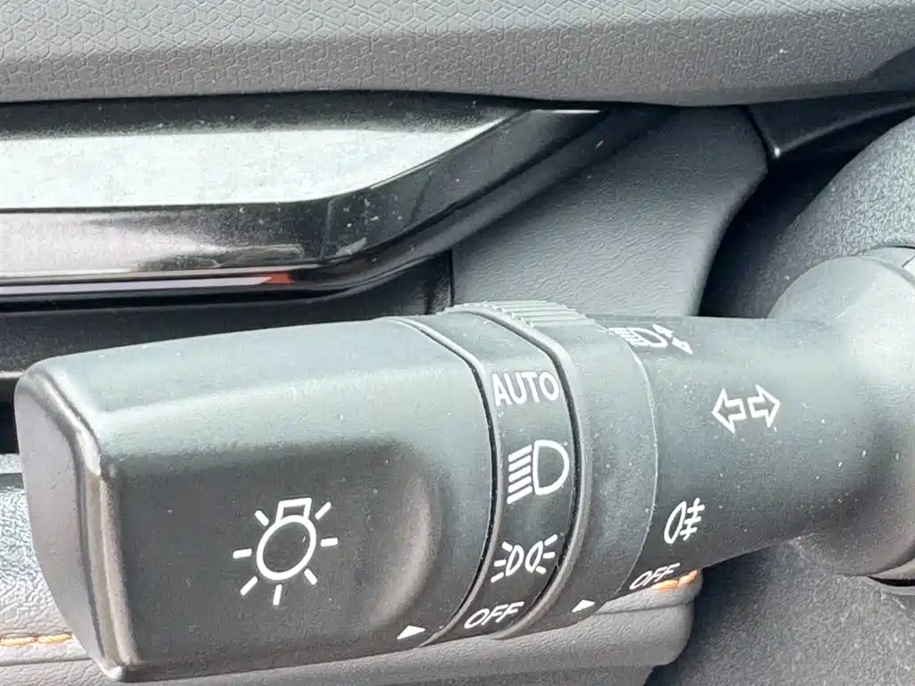 Changan UNI-V 2023 1.5T premium model купить на сайте DeffCars