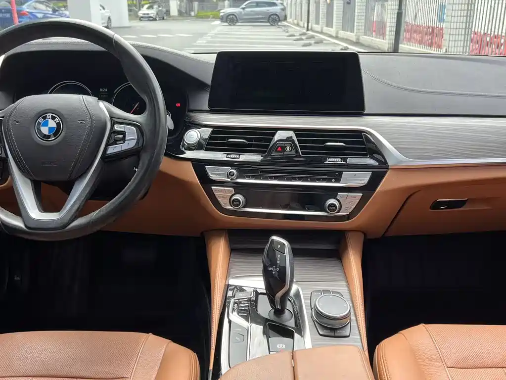 BMW 5 Series New Energy 2018 530Le Luxury Package купить на сайте DeffCars