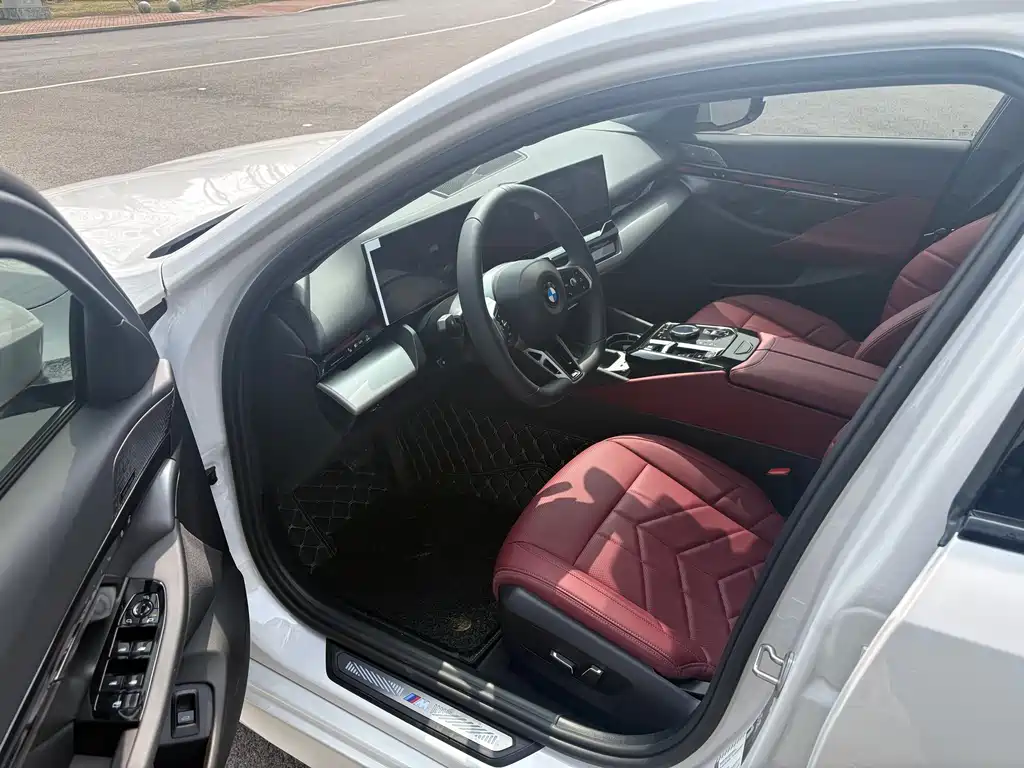 BMW 5 Series 2025 530Li Leading M Sports Package купить на сайте DeffCars