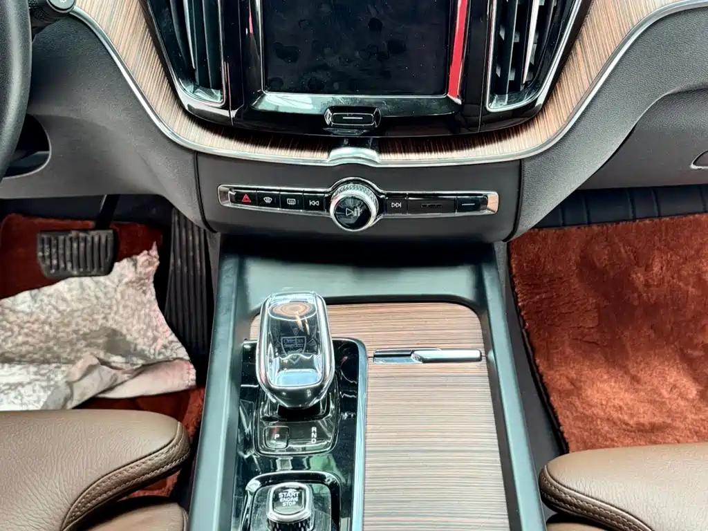Volvo XC60 2022 B5 four-wheel drive Zhiyuan Deluxe Edition купить на сайте DeffCars