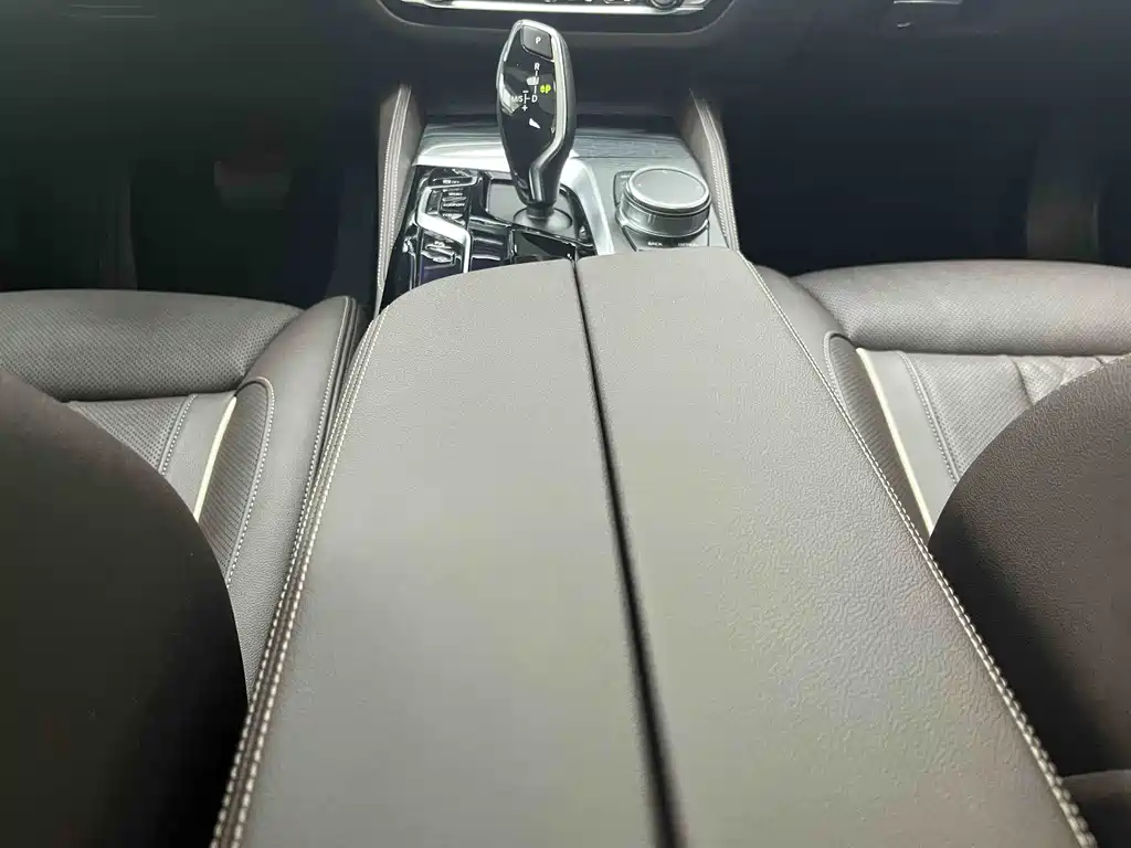 BMW 5 Series 2022 Facelift Three 530Li Exclusive M Sports Package купить на сайте DeffCars