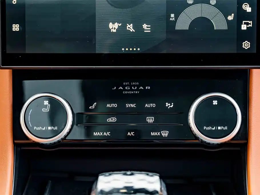 Jaguar XFL 2024 2.0T P300 four-wheel drive flagship sports gold version купить на сайте DeffCars