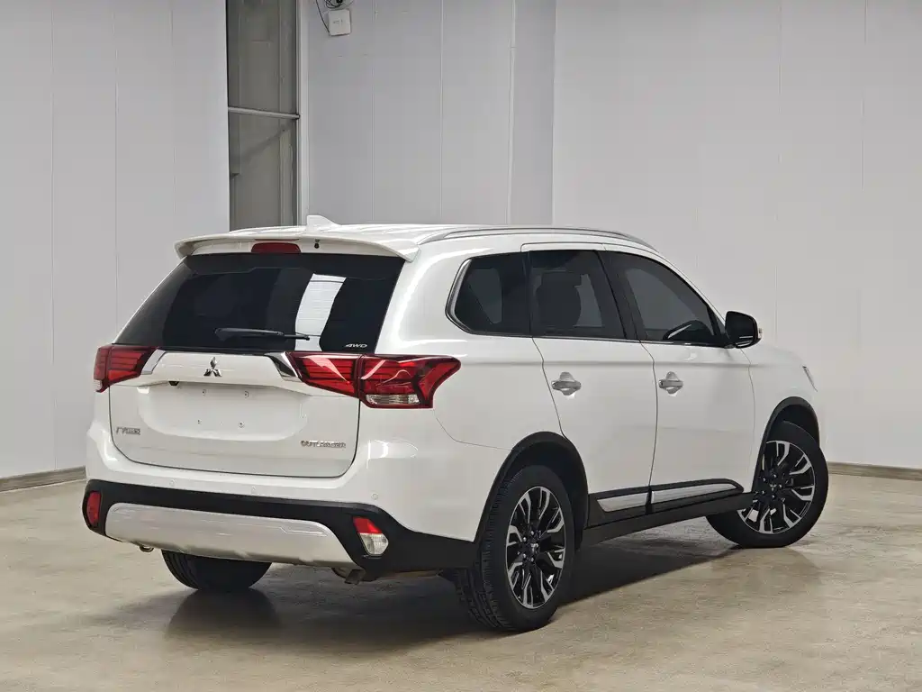 Outlander 2020 2.4L four-wheel drive exclusive version, 5 seats купить на сайте DeffCars