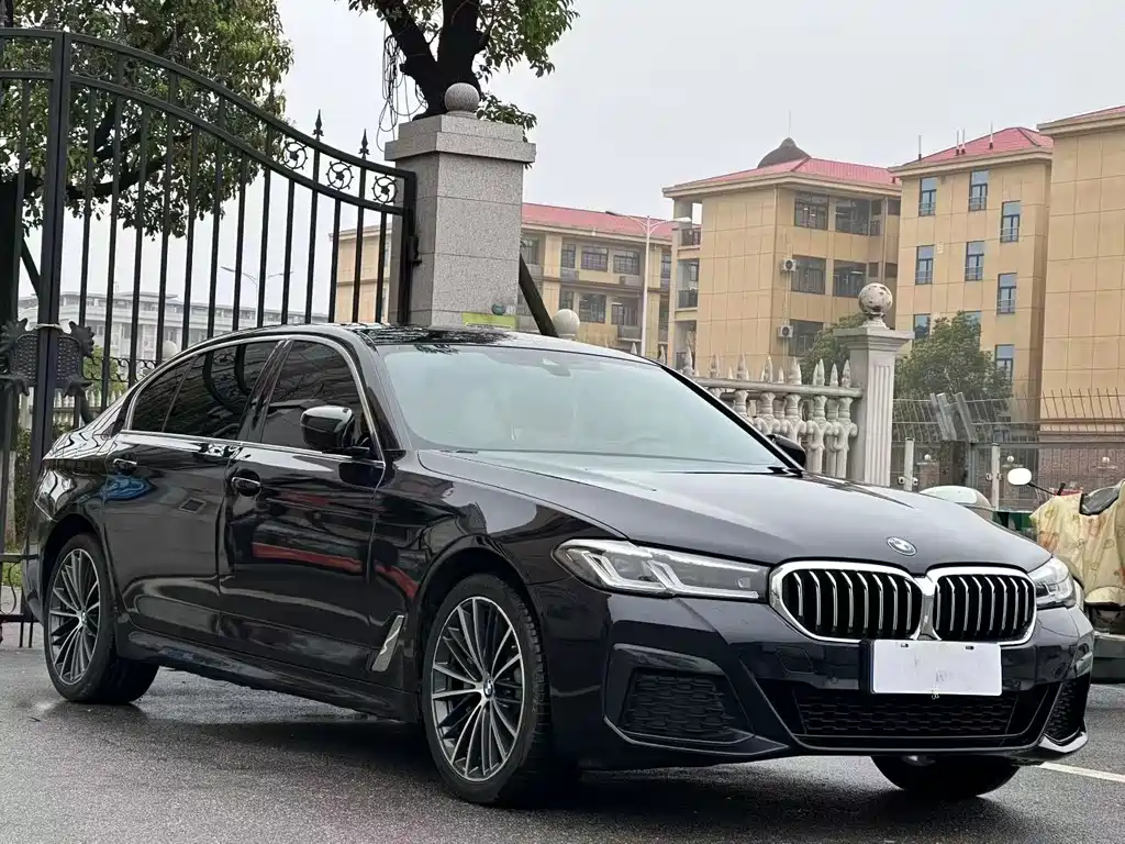 BMW 5 Series 2022 530Li Leading M Sports Package купить на сайте DeffCars