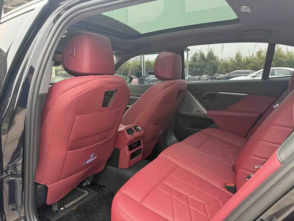 BMW 5 Series 2025 530Li Leading M Sports Package купить на сайте DeffCars