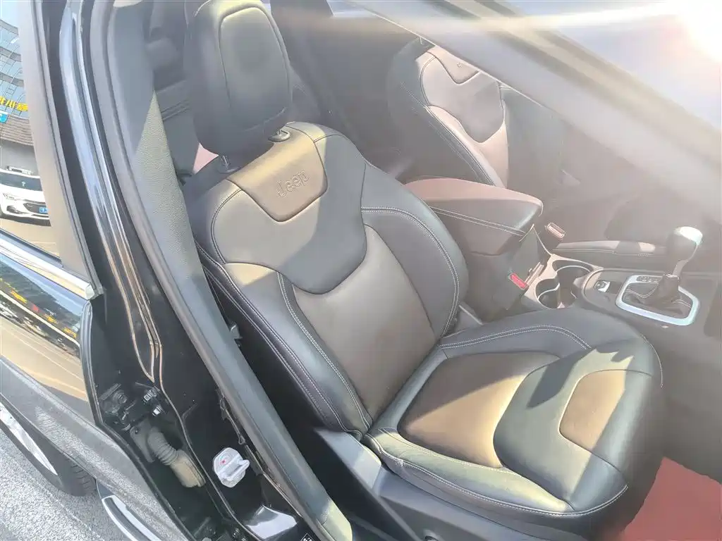 Liberty Light 2016 2.4L Leading Edition купить на сайте DeffCars