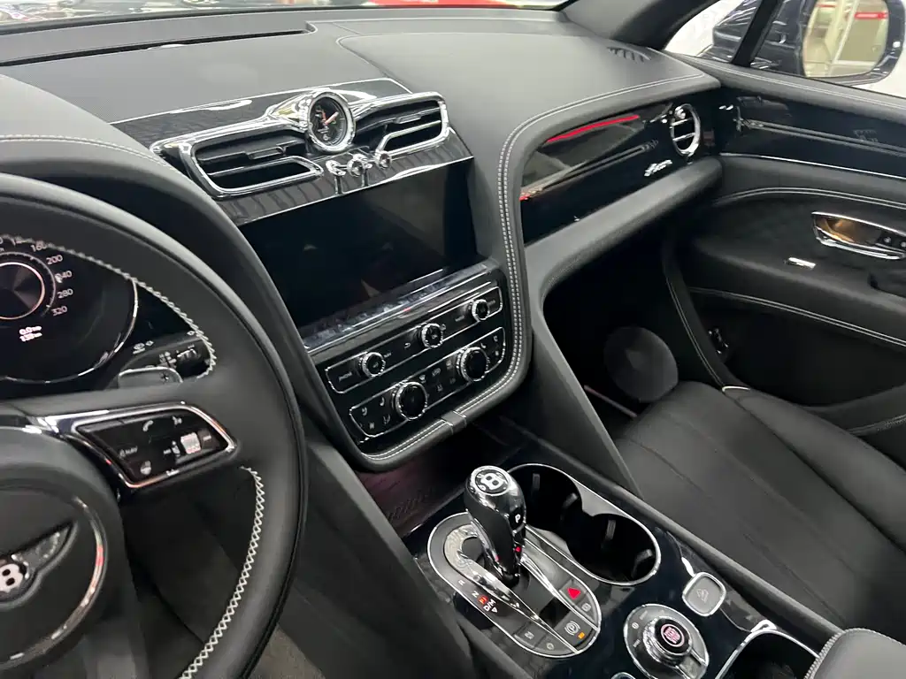 Bentayga 2024 4.0T V8 купить на сайте DeffCars