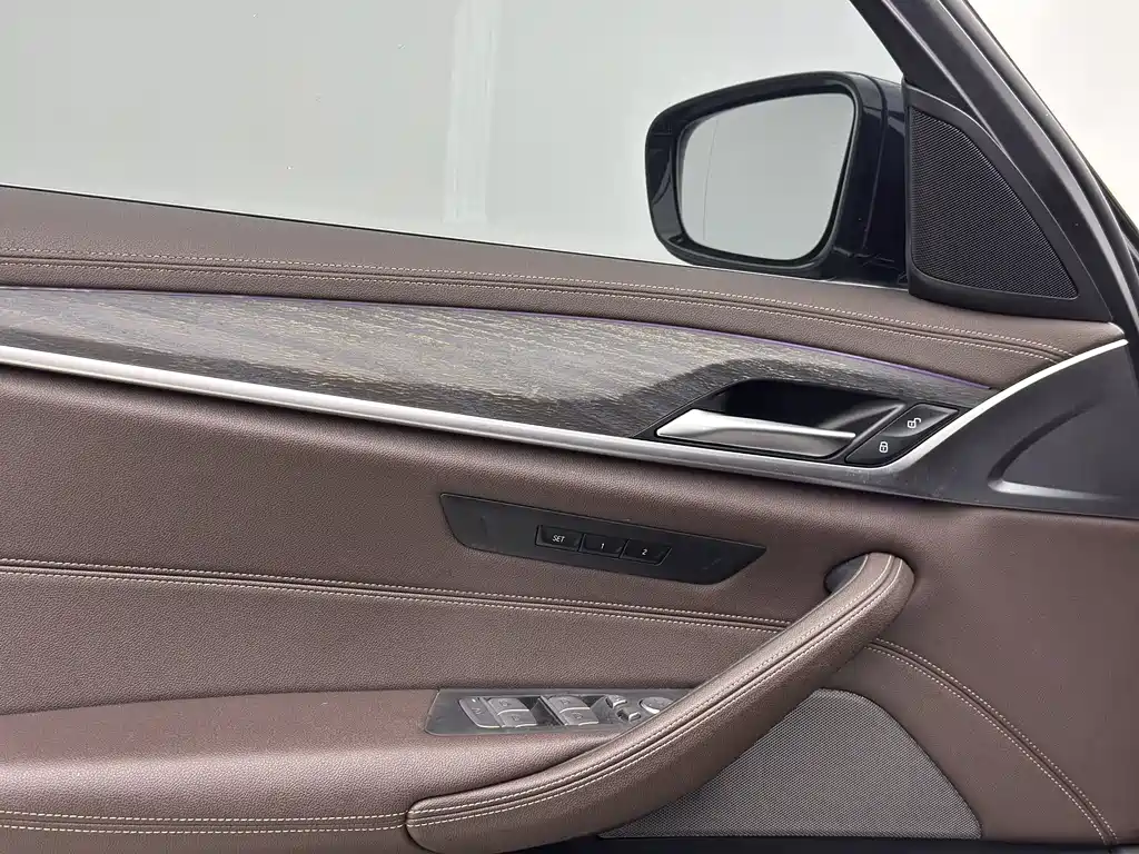 BMW 5 Series New Energy 2021 535Le M Sports Package купить на сайте DeffCars