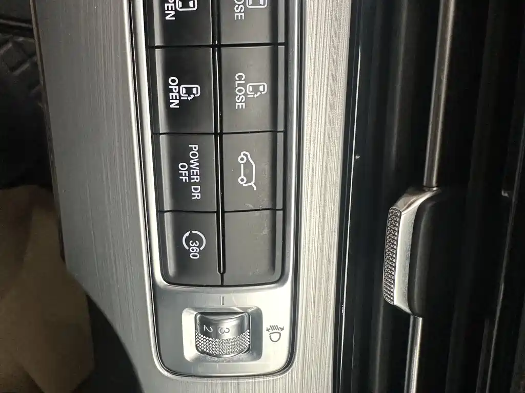 Roewe iMAX8 2022 400TGI Gathering Edition купить на сайте DeffCars