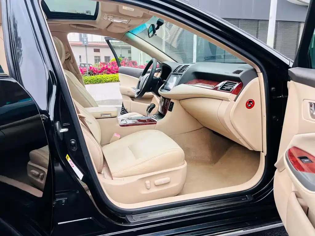 Crown 2012 2.5L Royal Leather Edition купить на сайте DeffCars