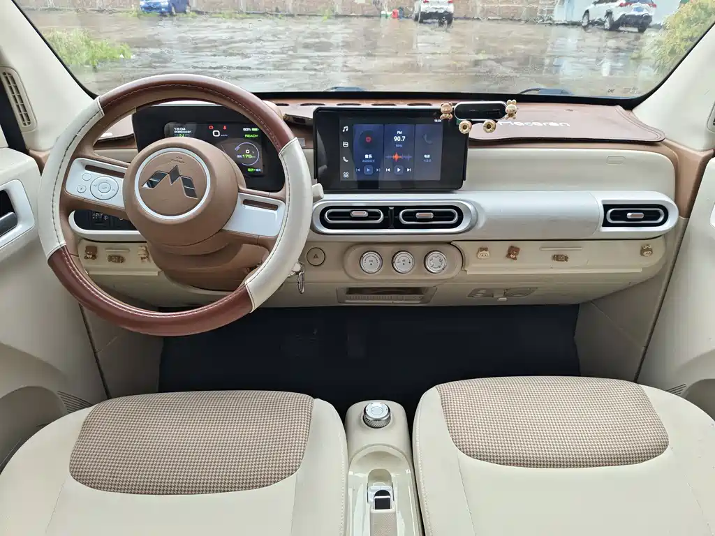 Hongguang MINIEV 2024 third generation 215km advanced version купить на сайте DeffCars
