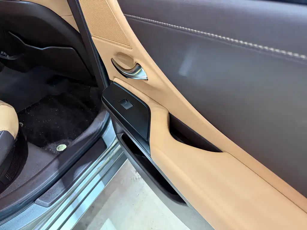Lexus ES 2020 300h Excellence Edition купить на сайте DeffCars