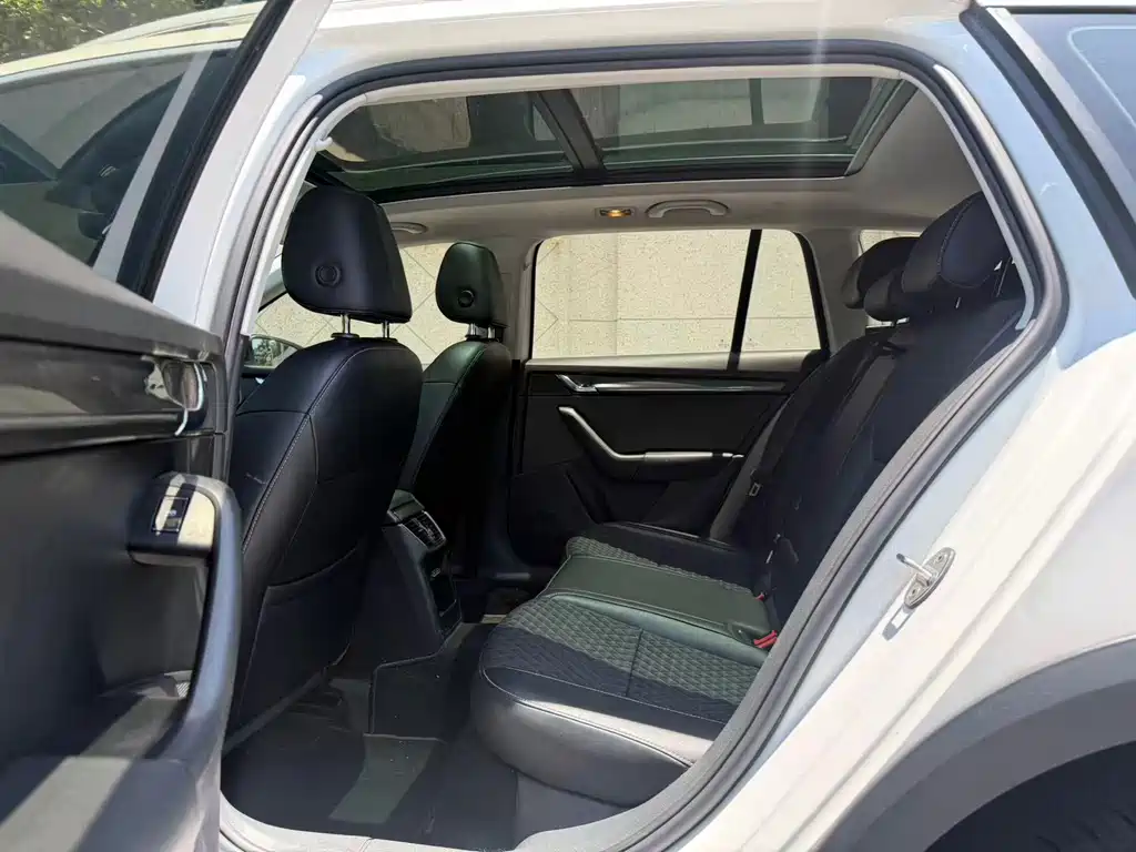 Octavia 2019 Station Wagon TSI230 DSG Deluxe Edition National V купить на сайте DeffCars
