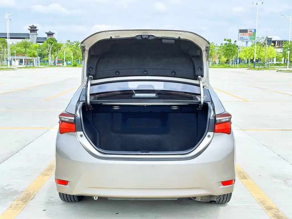 Corolla 2017 facelift dual engine 1.8L E-CVT leading version купить на сайте DeffCars