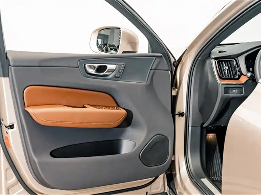 Volvo XC60 2025 B5 four-wheel drive Zhiyuan luxury version купить на сайте DeffCars