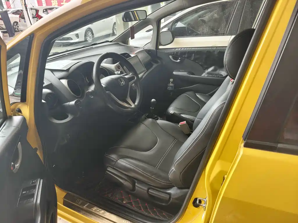 Fit 2011 1.3L manual comfort version купить на сайте DeffCars