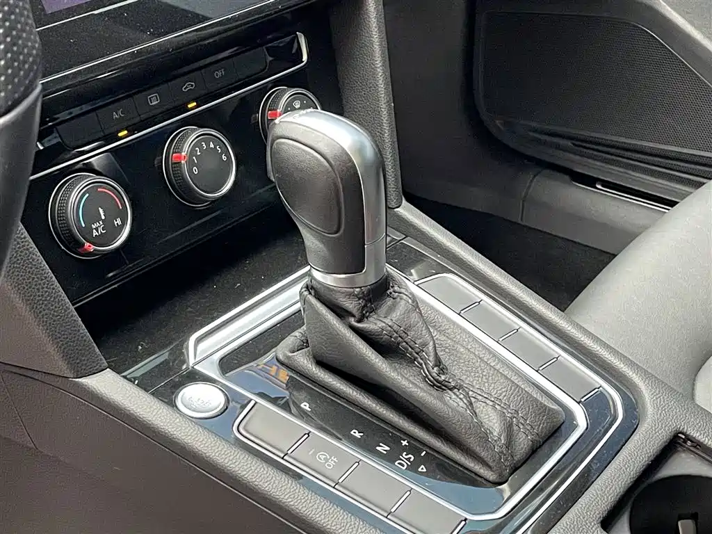 Magotan 2023 2 million commemorative edition 280TSI DSG comfort model купить на сайте DeffCars