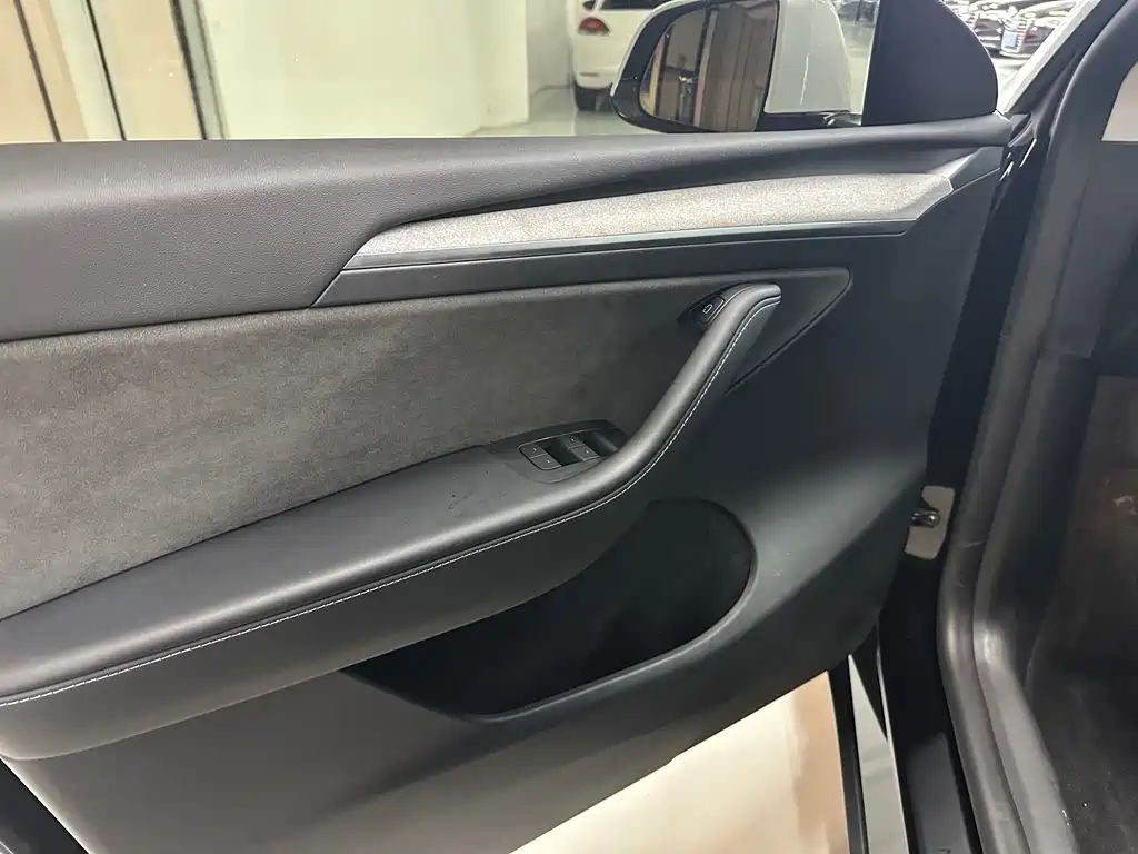 Model Y 2023 rear-wheel drive version купить на сайте DeffCars