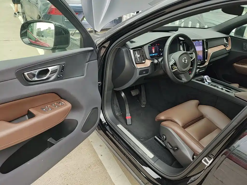 Volvo XC60 2025 B5 4WD Zhiyuan Deluxe Edition купить на сайте DeffCars