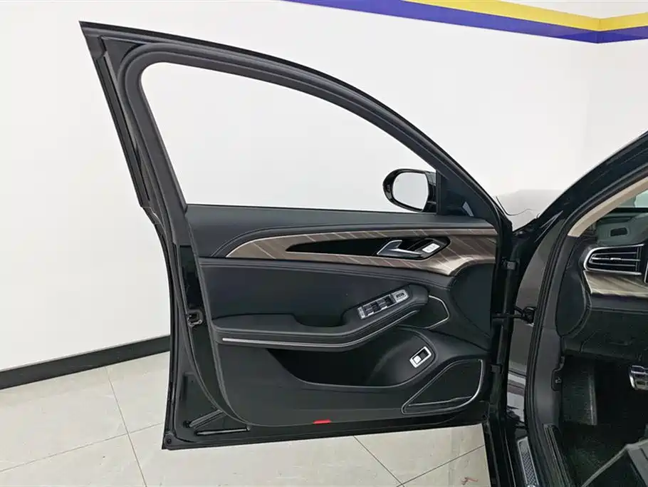 Hongqi H9 2020 2.0T Zhilian Flagship Edition купить на сайте DeffCars