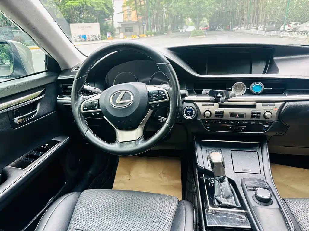 Lexus ES 2015 300h Comfort Edition купить на сайте DeffCars