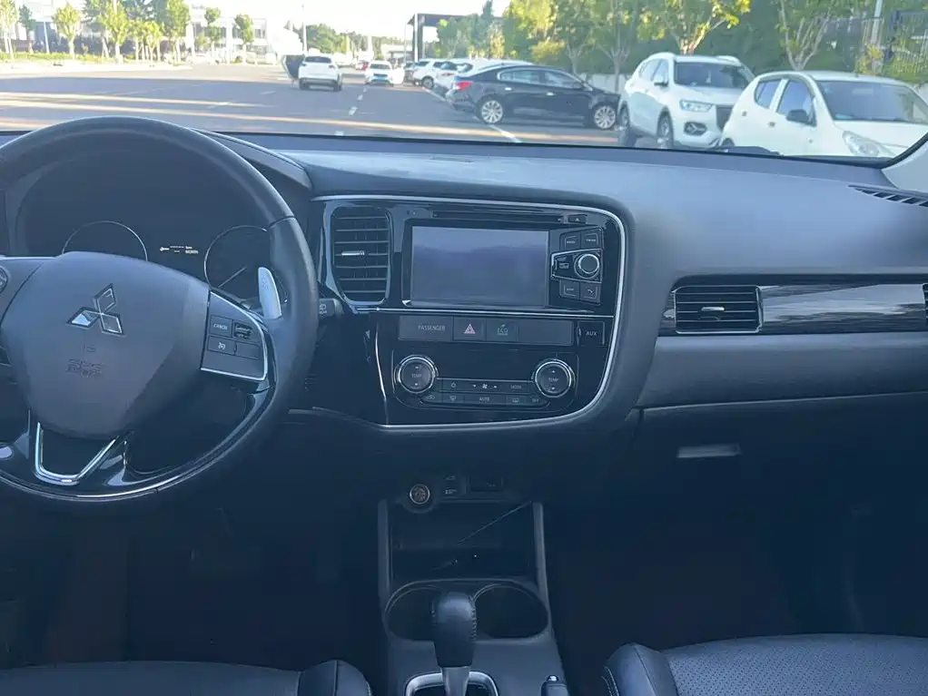 Outlander imported 2016 2.4L four-wheel drive elite version 7 seats купить на сайте DeffCars