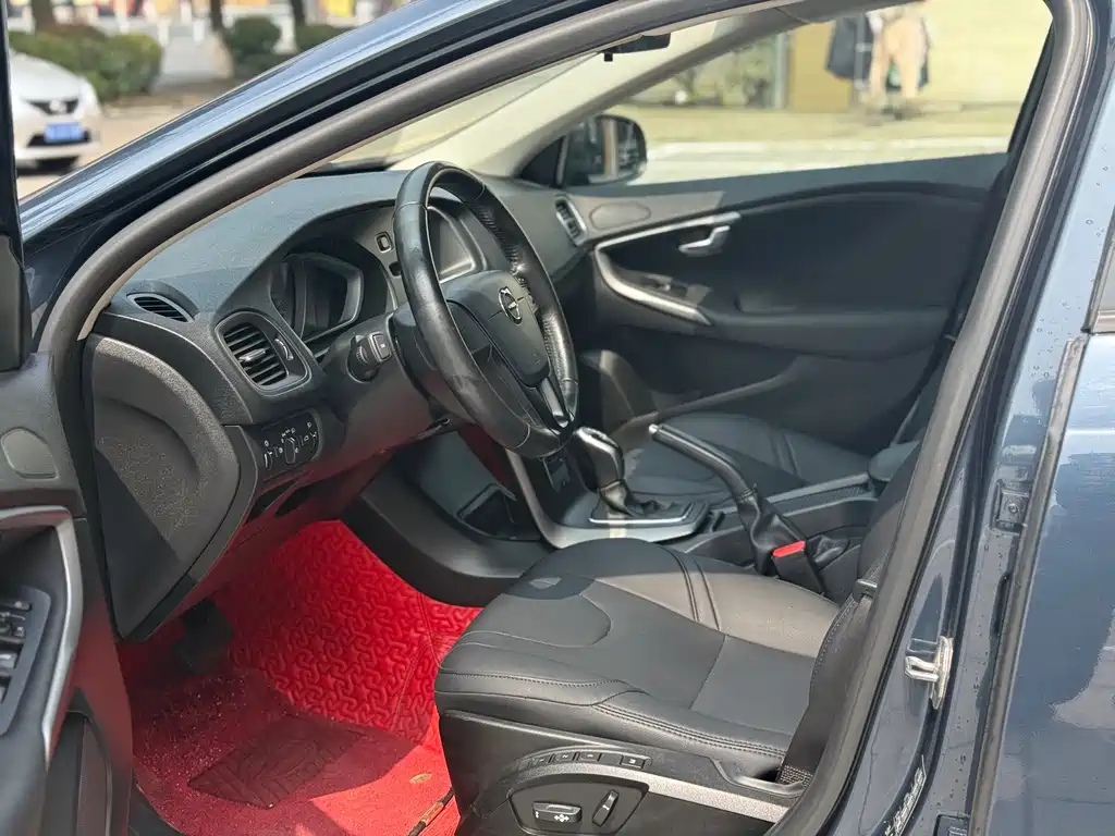 Volvo V40 2017 T3 Smart Edition купить на сайте DeffCars