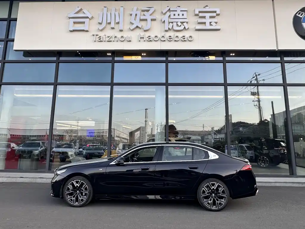 BMW 5 Series 2025 530Li Exclusive M Sports Package купить на сайте DeffCars