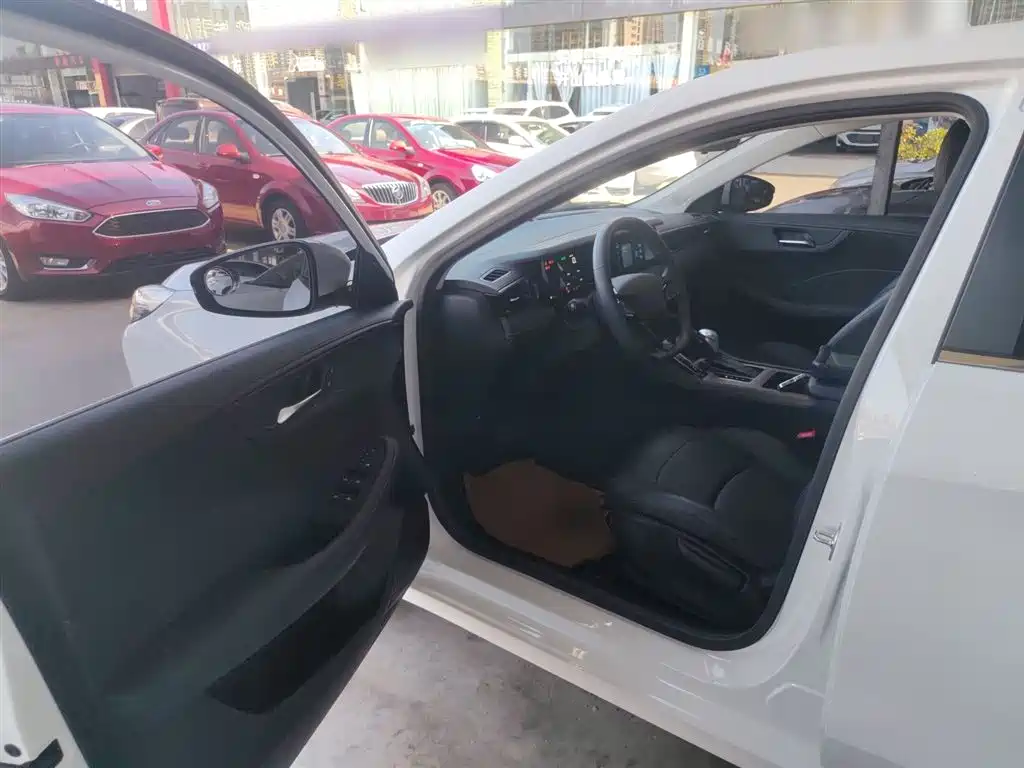 Roewe i5 2023 1.5L CVT Deluxe Edition купить на сайте DeffCars