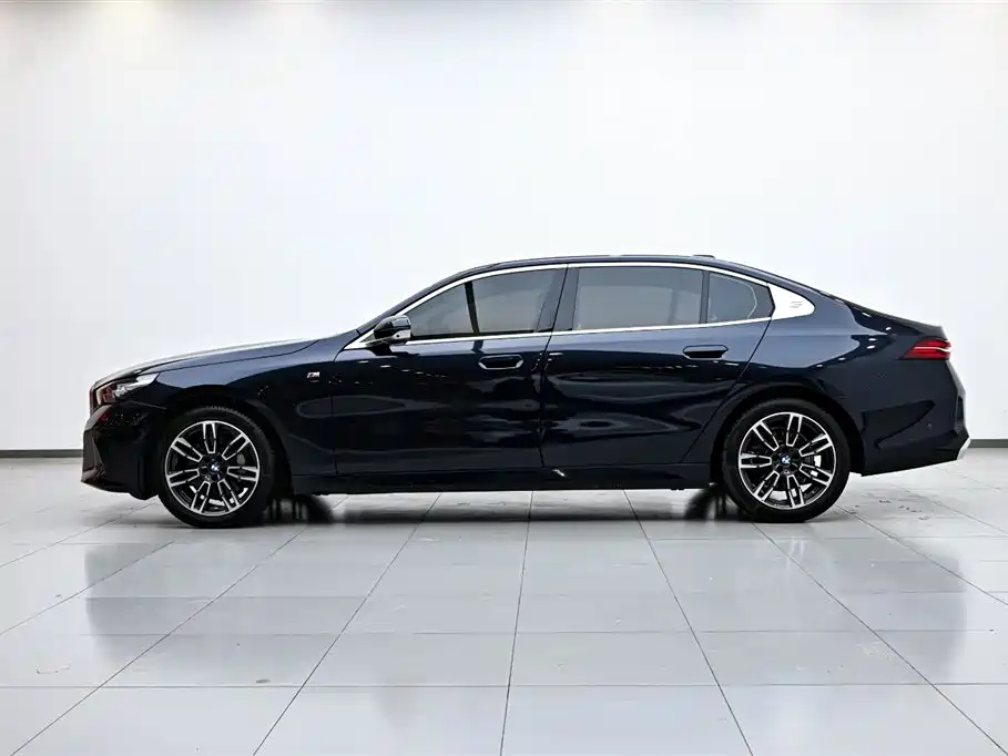BMW 5 Series 2024 530Li Leading M Sports Package купить на сайте DeffCars