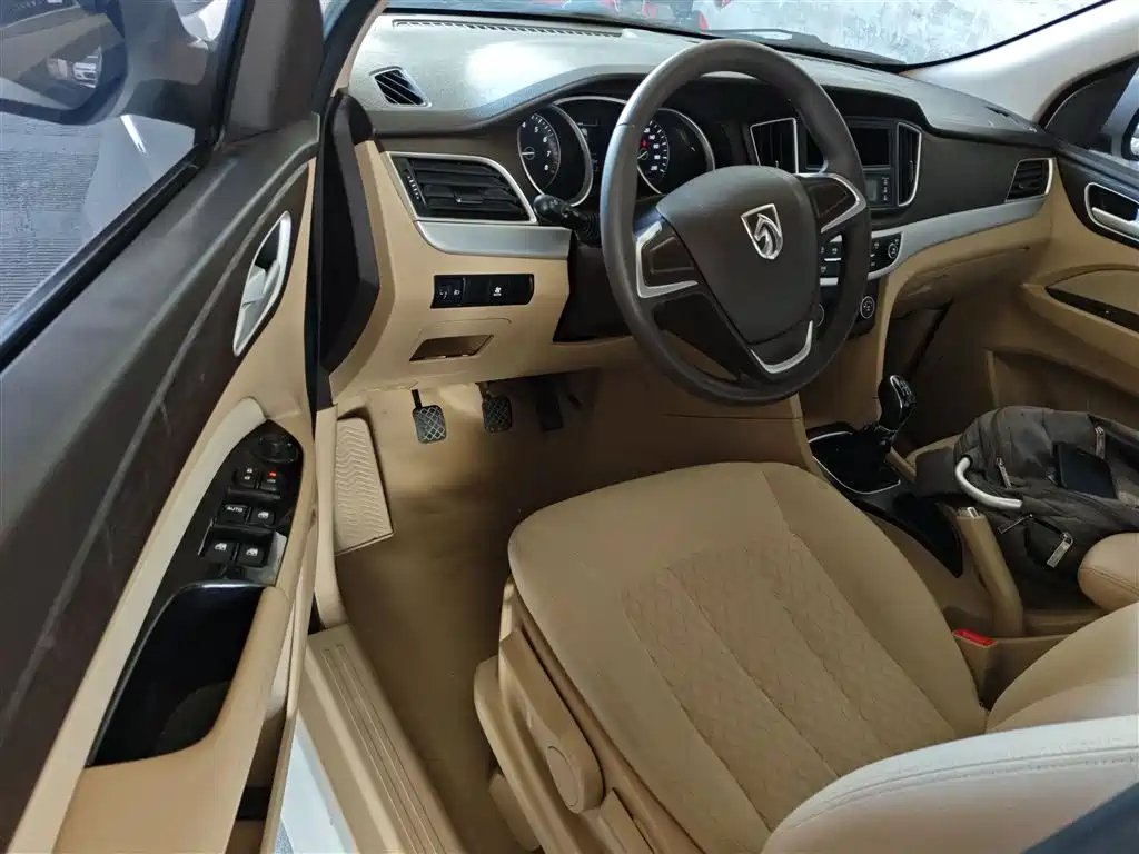 Baojun 730 2016 1.5L manual value model 7 seats National V купить на сайте DeffCars