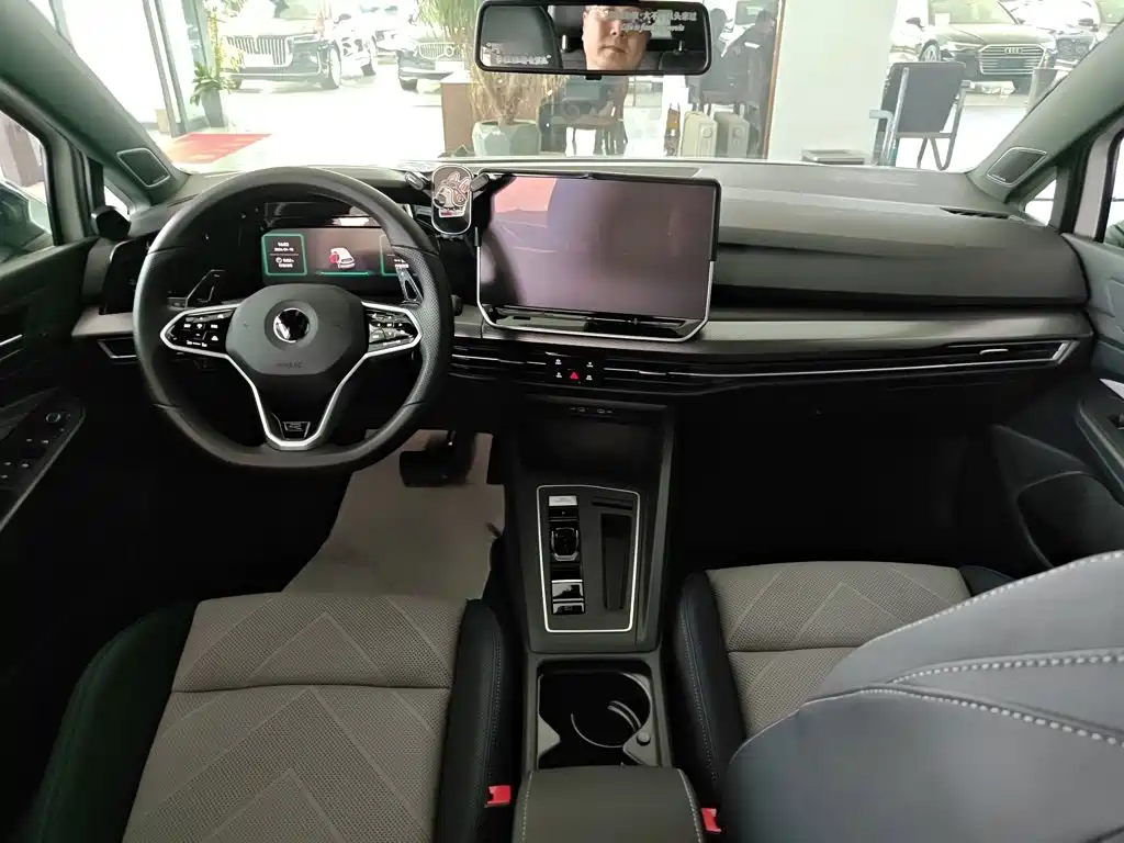 Golf 2025 facelift 2 300TSI R-Line купить на сайте DeffCars