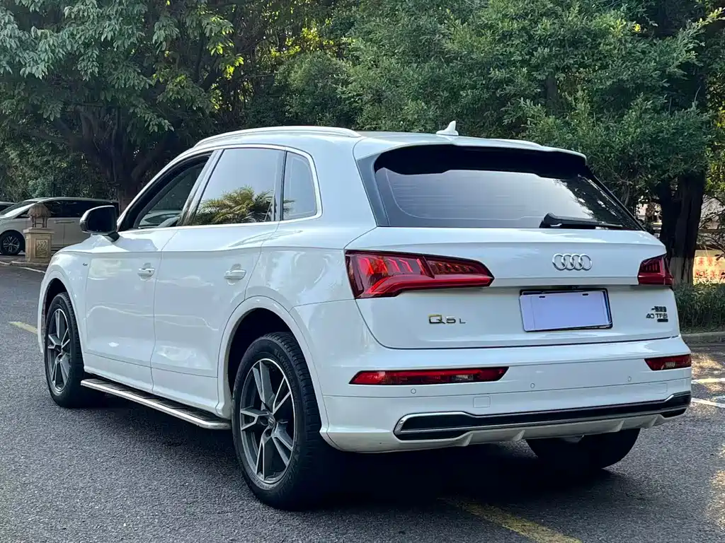 Audi Q5L 2020 40 TFSI enjoys fashionable style купить на сайте DeffCars
