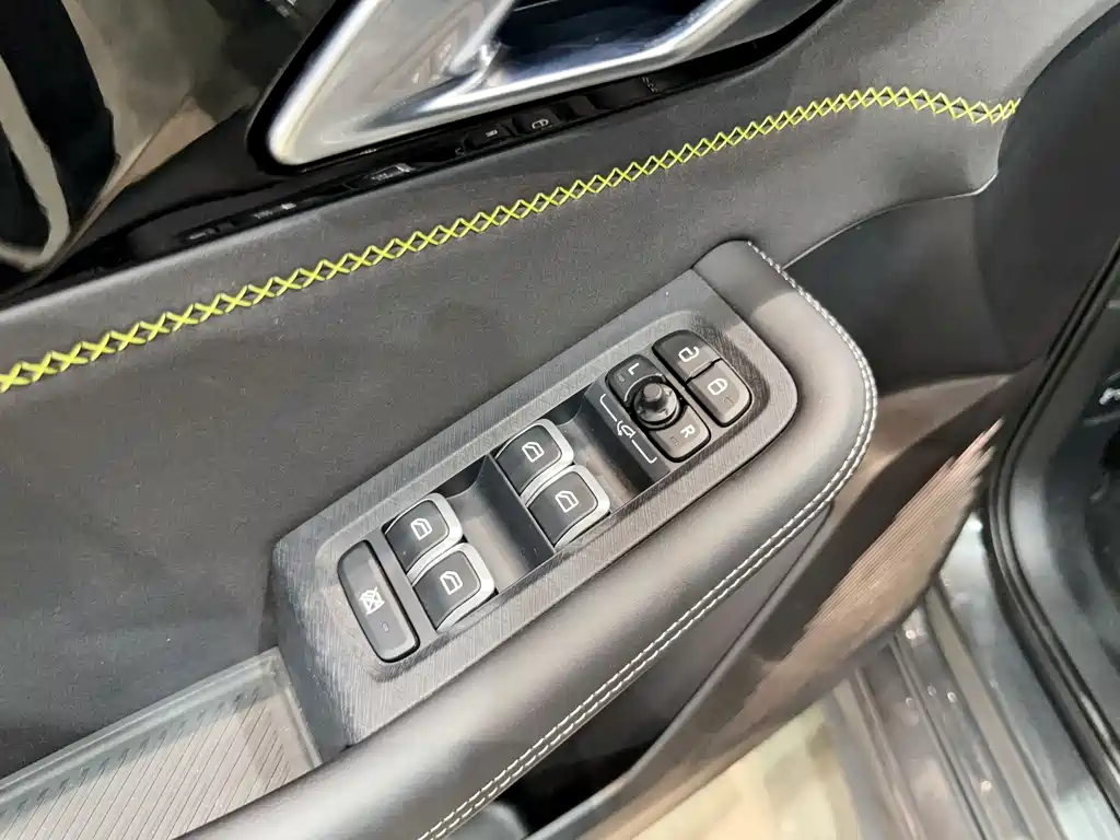 Lynk & Co 03 2023 1.5TD DCT Pro купить на сайте DeffCars